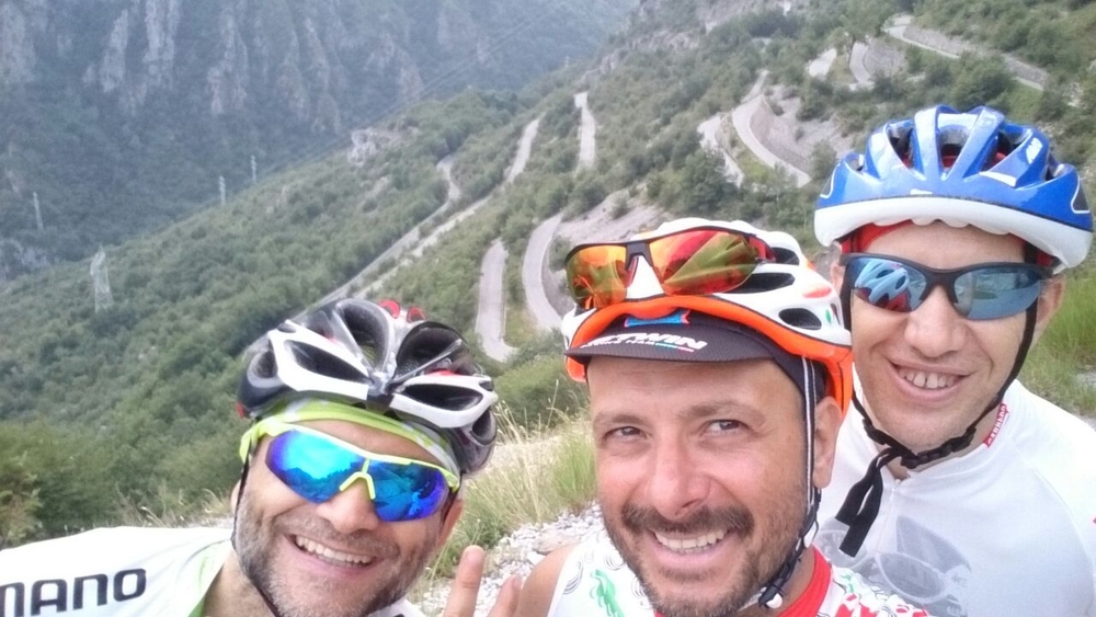 Stefano, Matteo e Paolo ancora sorridenti in bici prima di affrontare il caldo afoso di Lecco (almeno, due di loro..)