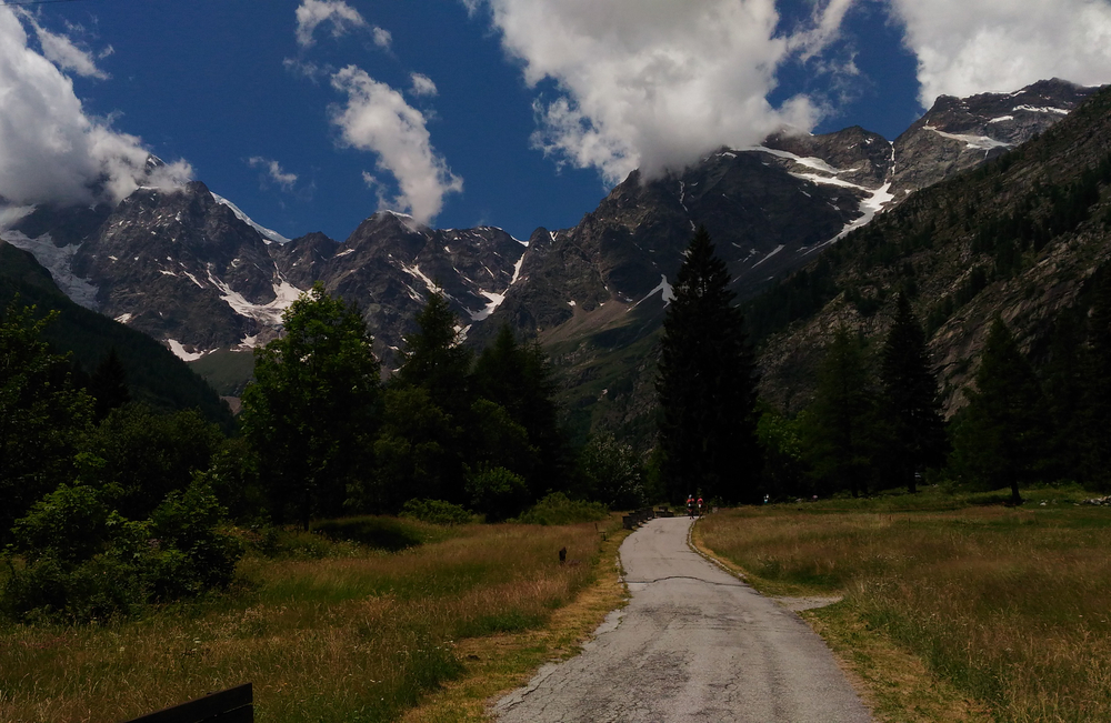 Stragranda Monterosa: non è riconoscibile, ma uno dei corridori sullo sfondo è Diego Andese a poche centinaia di metri dall'arrivo