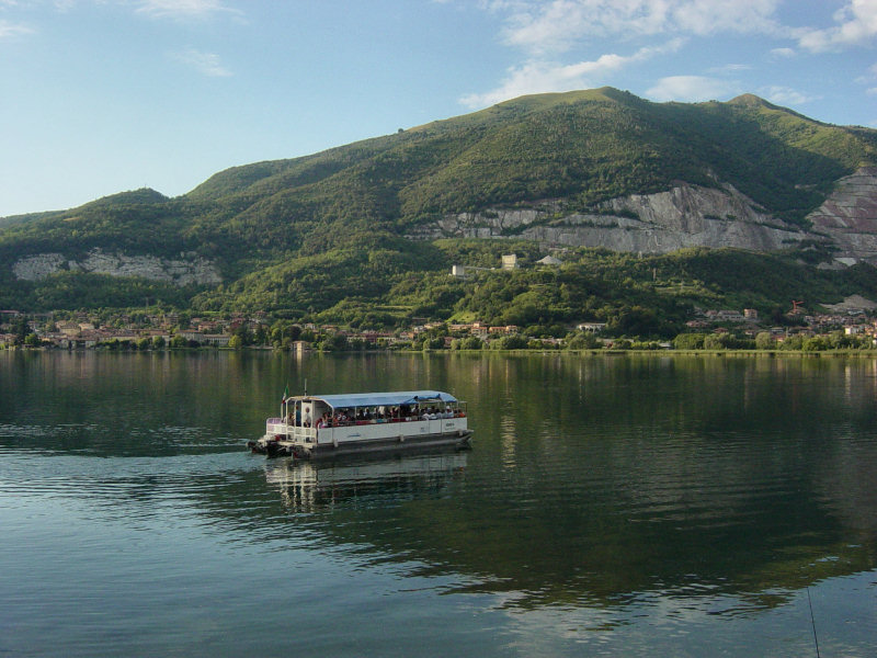 Il battello in navigazione sul lago di Pusiano Il battello in navigazione sul lago di Pusiano