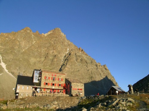 Il Rifugio Quintino Sella (mt. 2.650 slm) sotto la parete del Monviso, ultimo punto di ristoro prima dell'ultima discesa del Tour Monviso Trail ( foto tratta dalsito web www.rete.comuni-italiani.it)
