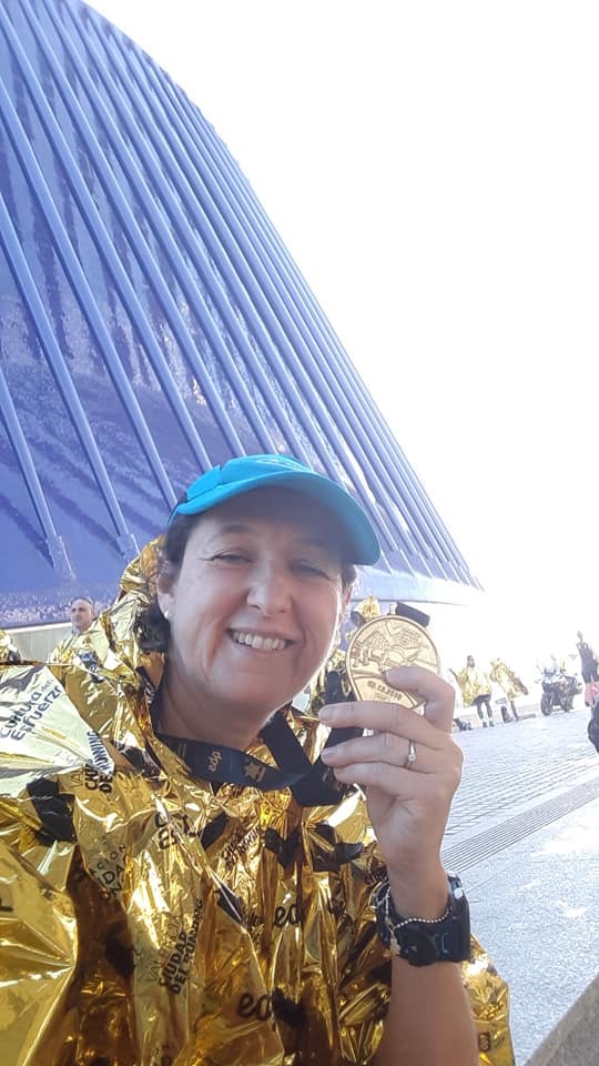 Daniela Dametti, raggiante e medagliata, all'arrivo della Maratona di Valencia