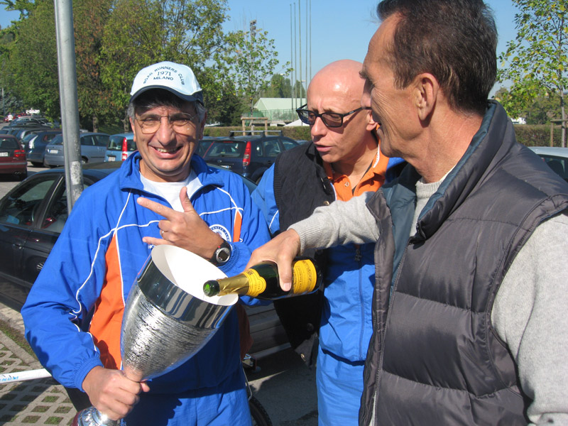 riempimento della coppa per il brindisi collettivo