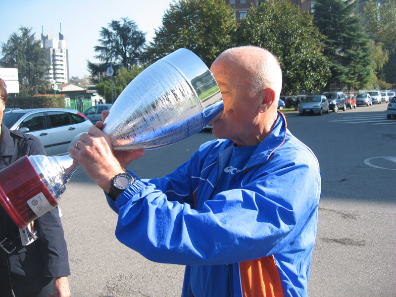 Il presidente Isolano festeggia il primo posto del Club al Trofeo Montestella Il presidente Isolano festeggia il primo posto del Club al Trofeo Montestella